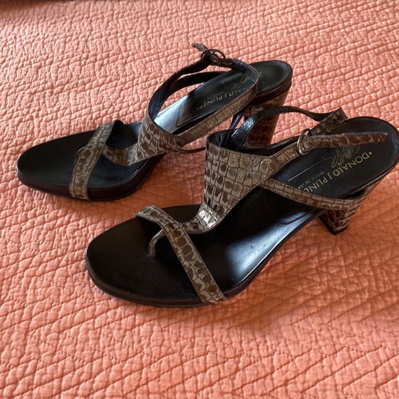 DONALD J PLINER PEGGY LEATHER T-STRAP HEELED SANDAL Sz 8 - Picture 2 of 16